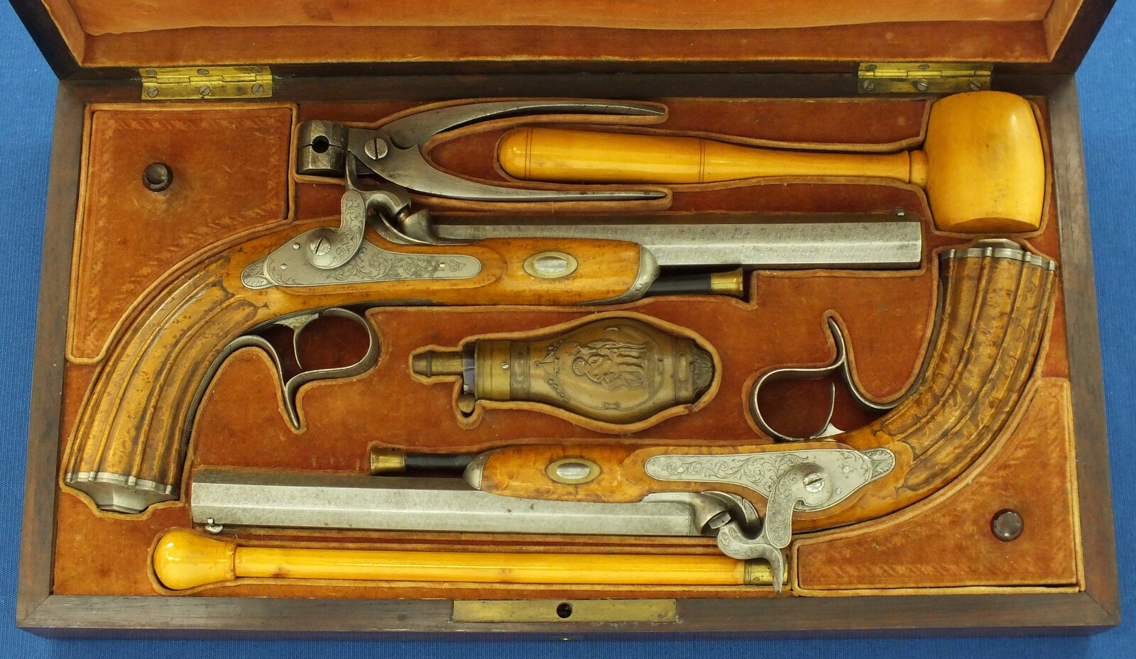 An antique cased pair of Belgian Liege Percussion pistols with Damast barrels. 13mm Caliber, length 34cm. In very good condition. Price 7.500 euro