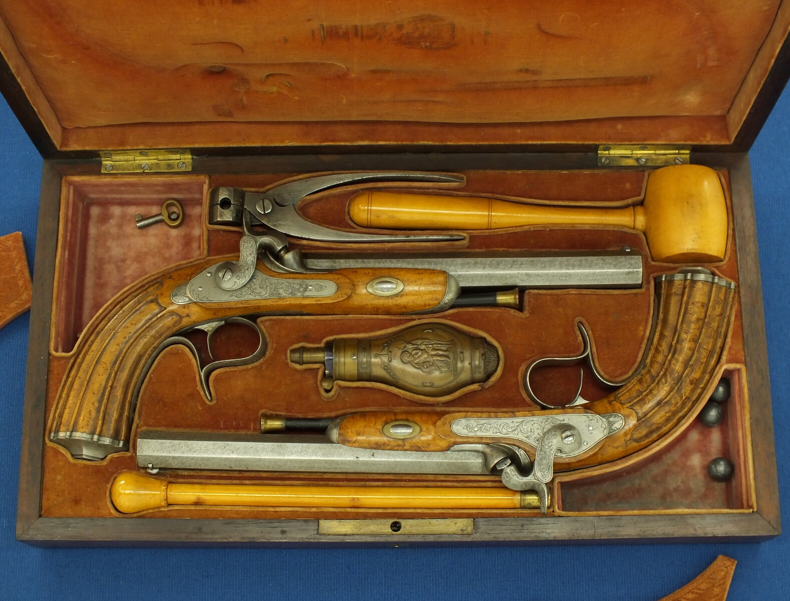 An antique cased pair of Belgian Liege Percussion pistols with Damast barrels. 13mm Caliber, length 34cm. In very good condition. Price 7.500 euro