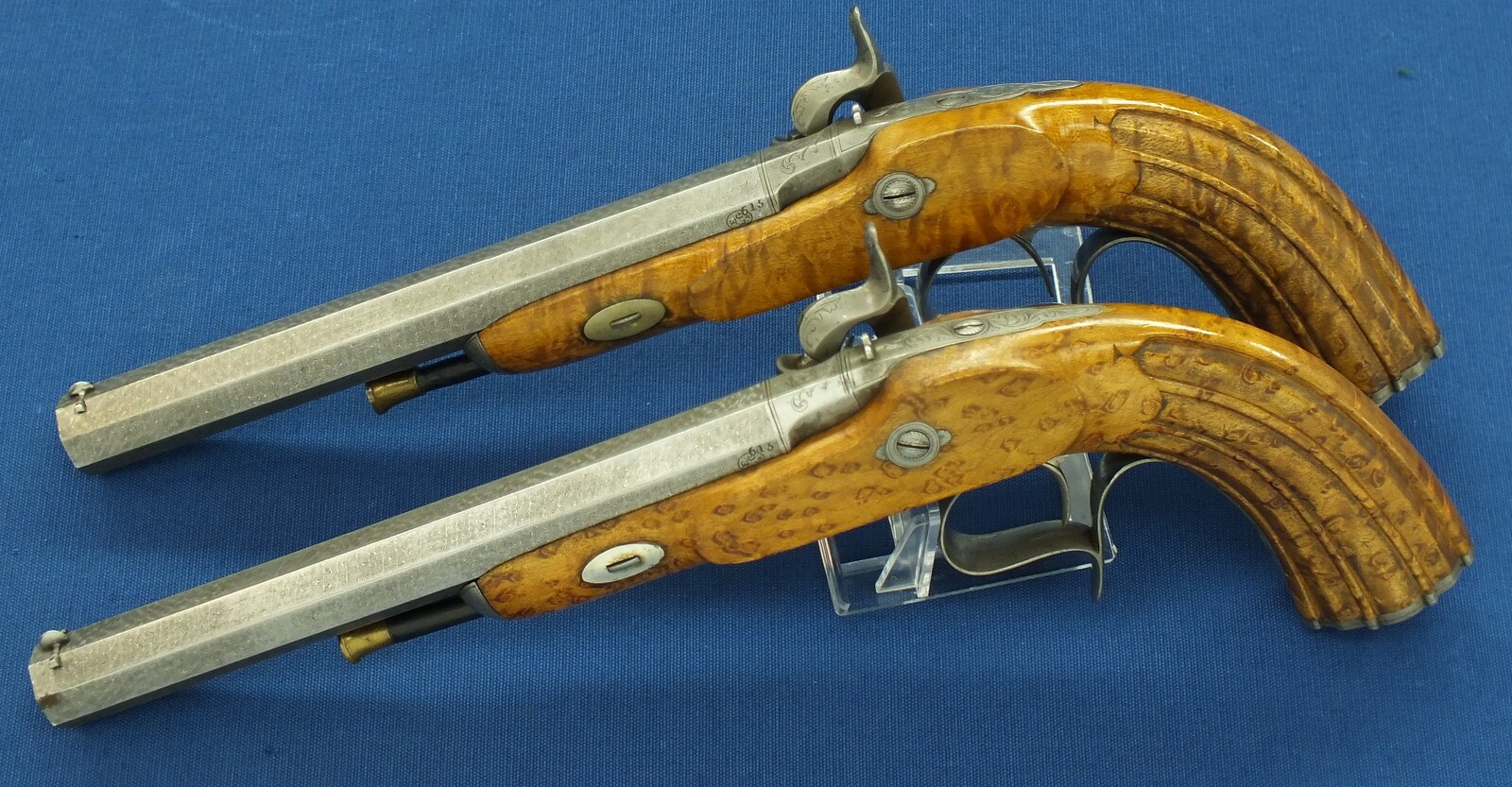 An antique cased pair of Belgian Liege Percussion pistols with Damast barrels. 13mm Caliber, length 34cm. In very good condition. Price 7.500 euro