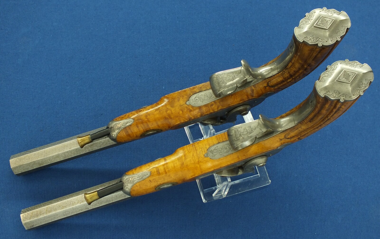 An antique cased pair of Belgian Liege Percussion pistols with Damast barrels. 13mm Caliber, length 34cm. In very good condition. Price 7.500 euro