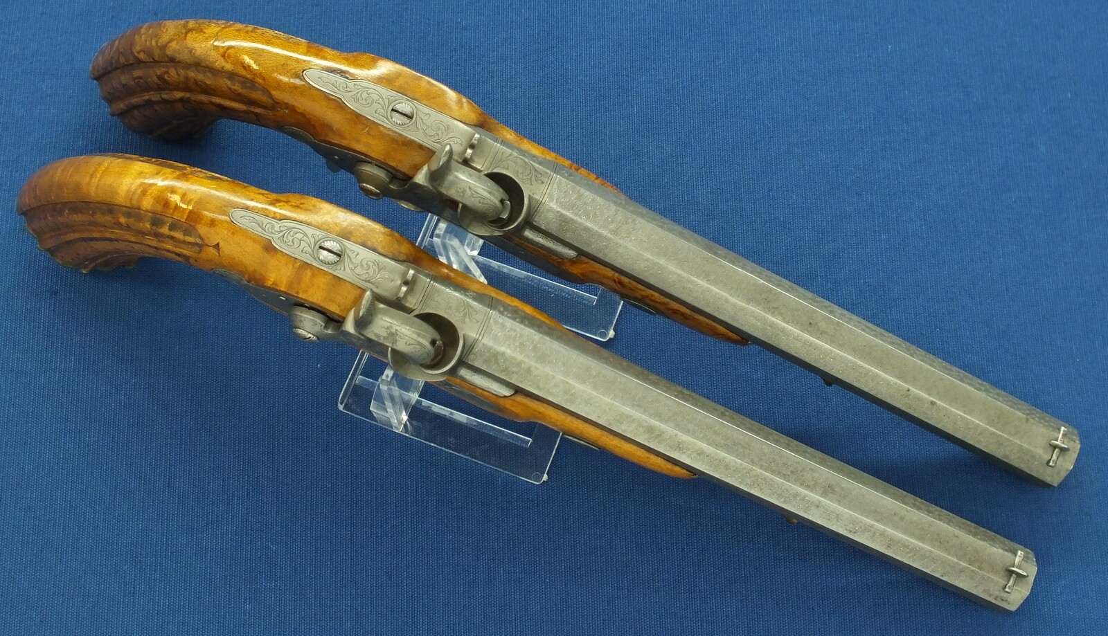An antique cased pair of Belgian Liege Percussion pistols with Damast barrels. 13mm Caliber, length 34cm. In very good condition. Price 7.500 euro