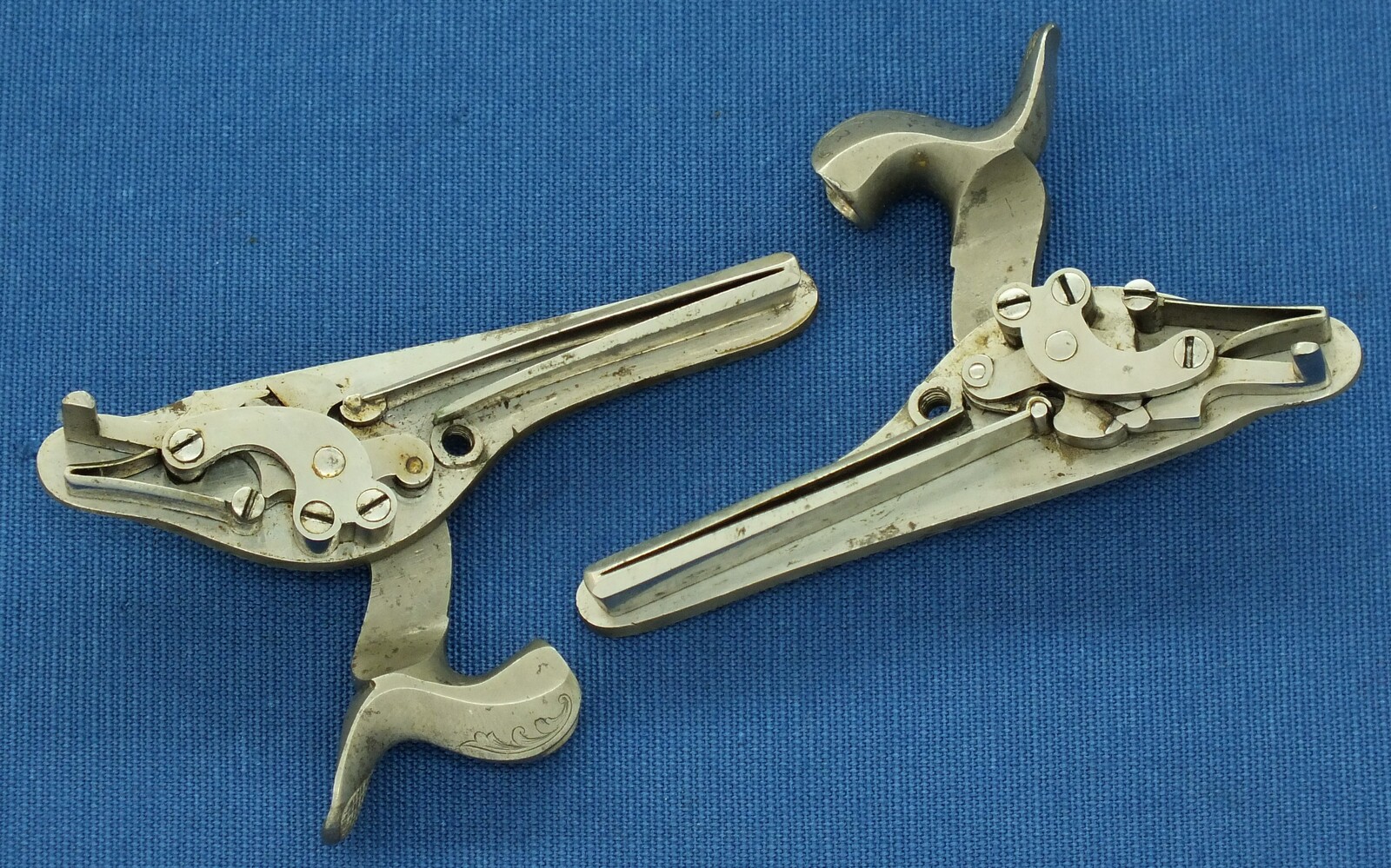 An antique cased pair of Belgian Liege Percussion pistols with Damast barrels. 13mm Caliber, length 34cm. In very good condition. Price 7.500 euro