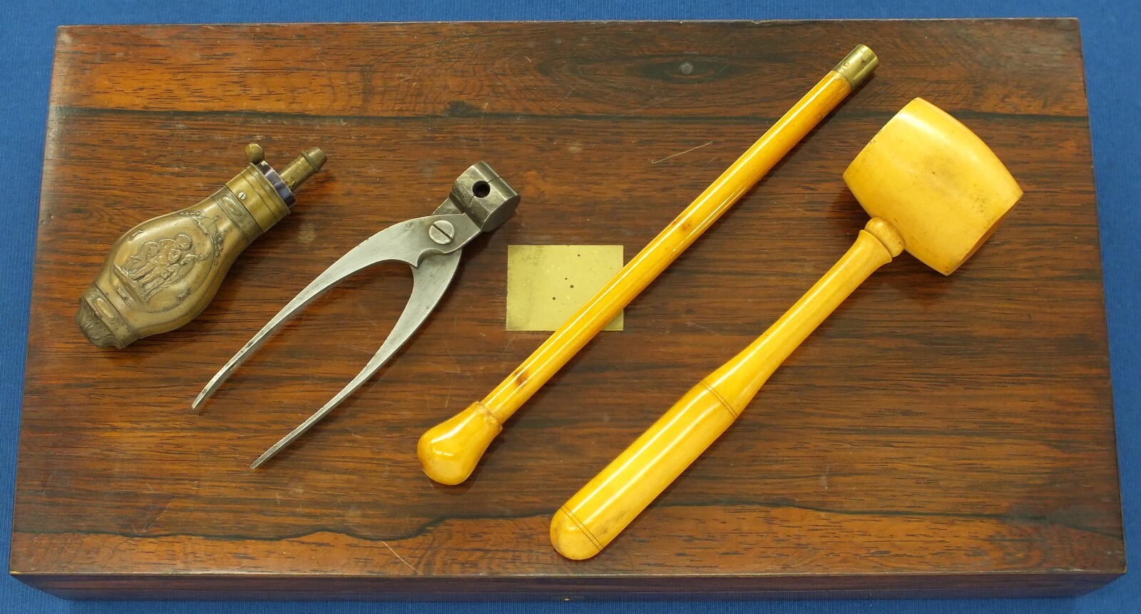 An antique cased pair of Belgian Liege Percussion pistols with Damast barrels. 13mm Caliber, length 34cm. In very good condition. Price 7.500 euro