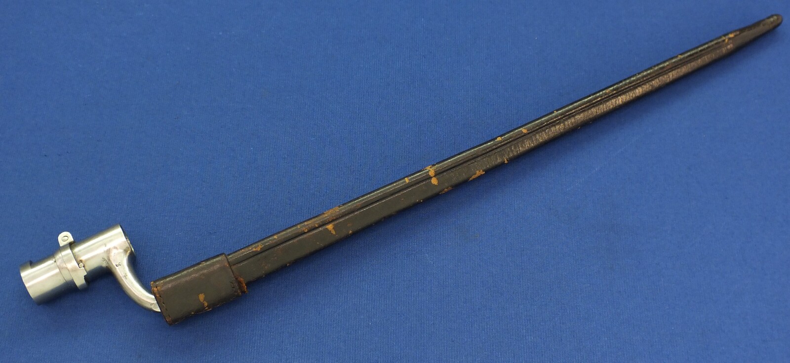 An antique Dutch Bayonet with leather scabbard Model 1815 for Flintlock, percussion and Snider Muskets. Made by J. Bar (Delft) Length 52cm. In very good condition