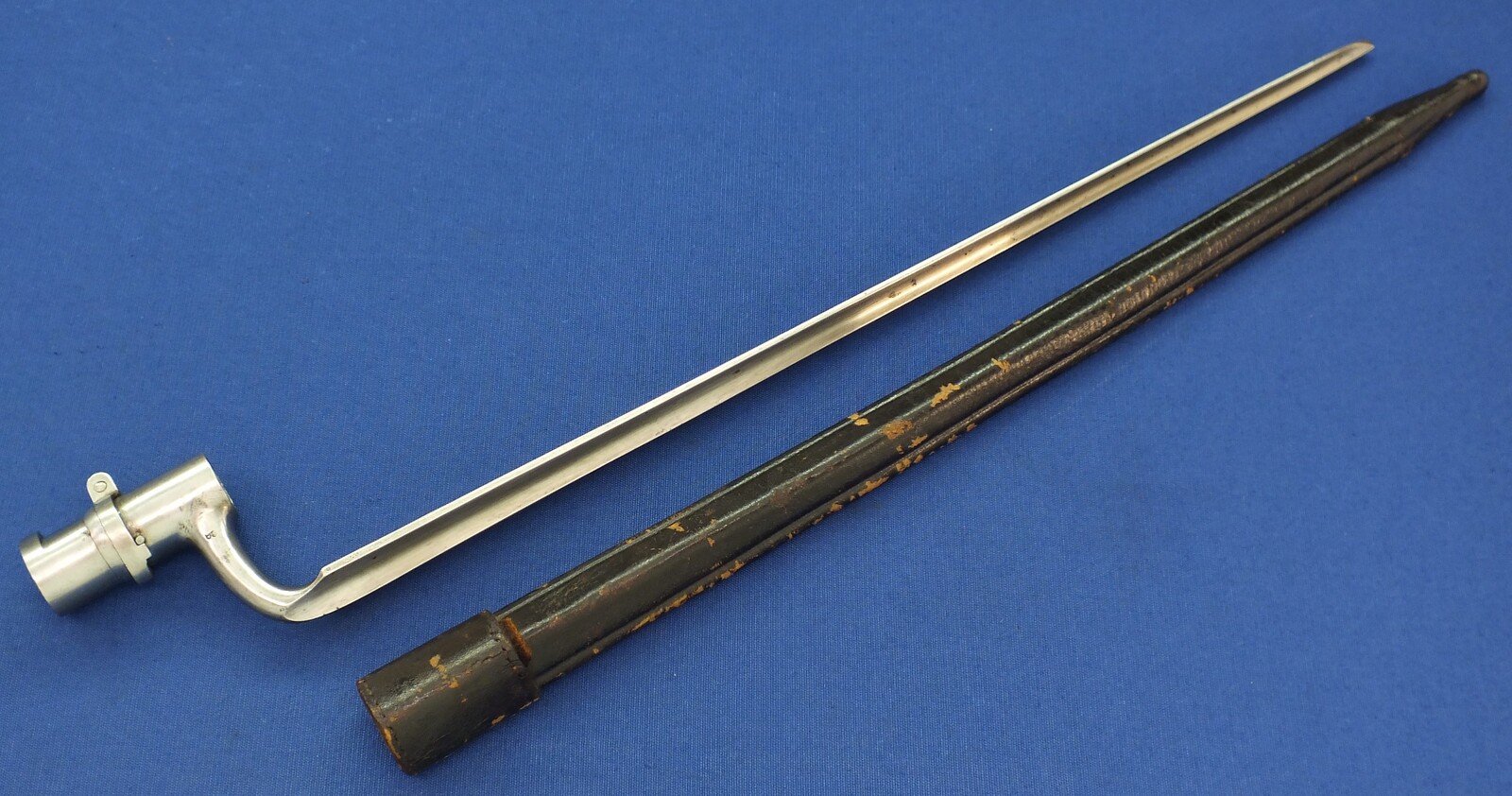 An antique Dutch Bayonet with leather scabbard Model 1815 for Flintlock, percussion and Snider Muskets. Made by J. Bar (Delft) Length 52cm. In very good condition