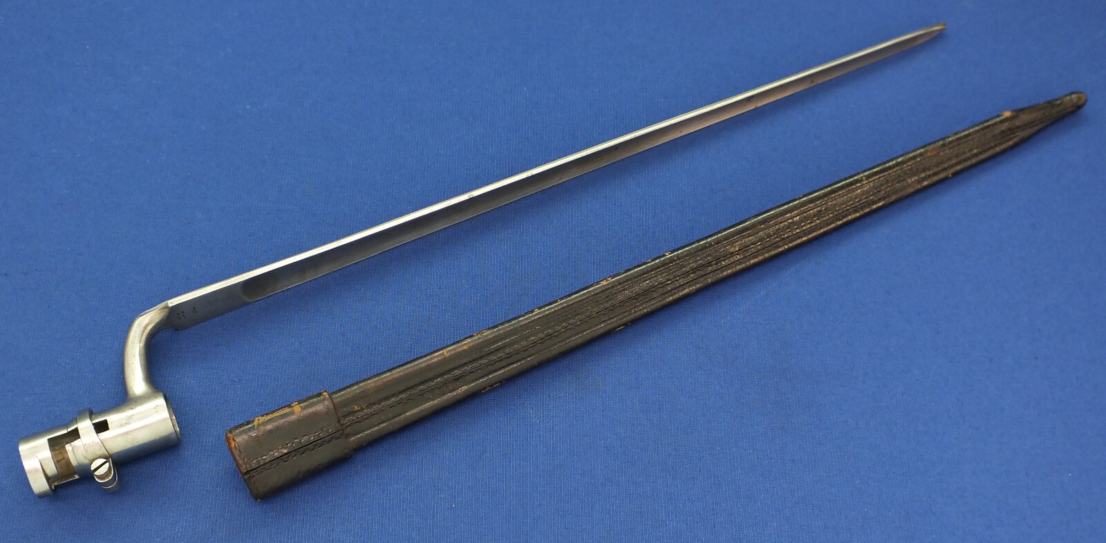 An antique Dutch Bayonet with leather scabbard Model 1815 for Flintlock, percussion and Snider Muskets. Made by J. Bar (Delft) Length 52cm. In very good condition