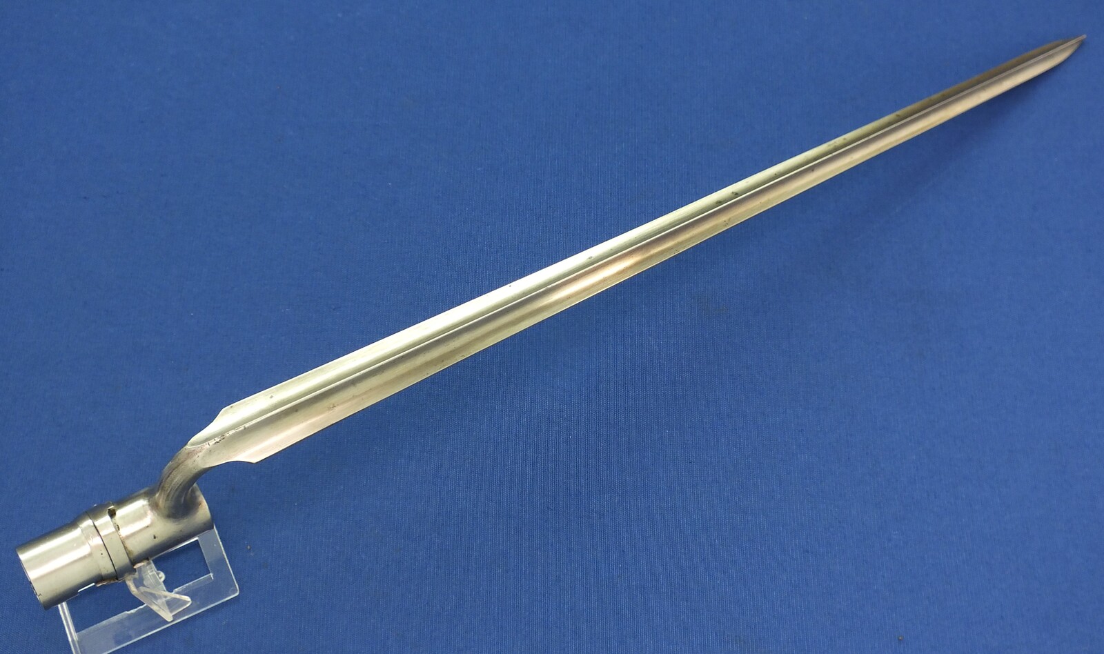 An antique Dutch Bayonet with leather scabbard Model 1815 for Flintlock, percussion and Snider Muskets. Made by J. Bar (Delft) Length 52cm. In very good condition