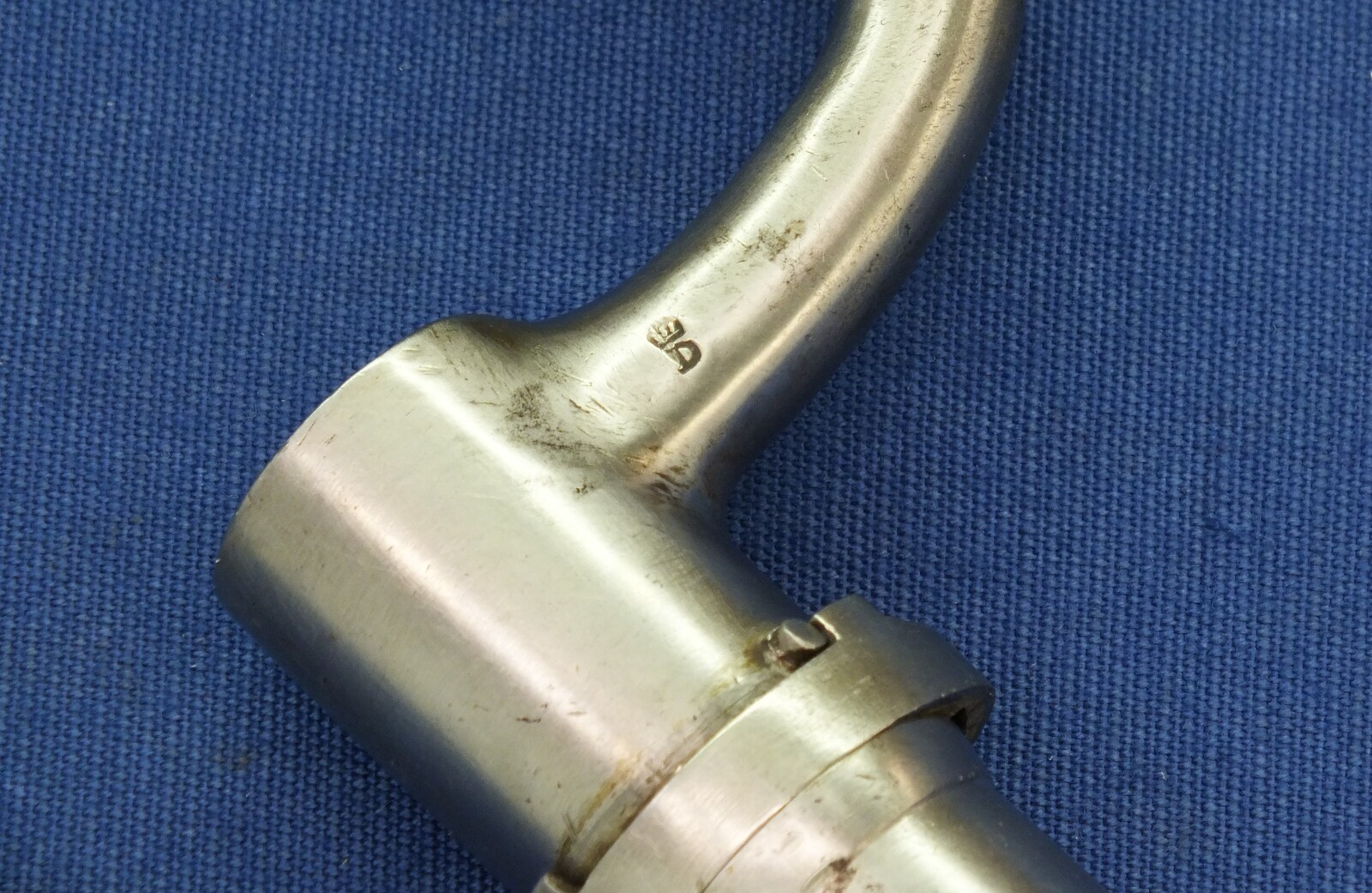 An antique Dutch Bayonet with leather scabbard Model 1815 for Flintlock, percussion and Snider Muskets. Made by J. Bar (Delft) Length 52cm. In very good condition