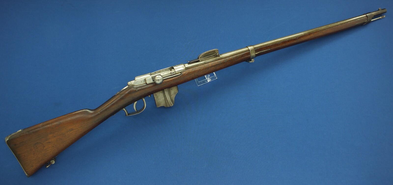 An antique Dutch Beaumont-Vitali Model 1871/88 Rifle by P. Stevens Maastricht. Caliber 11mm, Length 133cm. In good/very good condition. Price 950 euro.