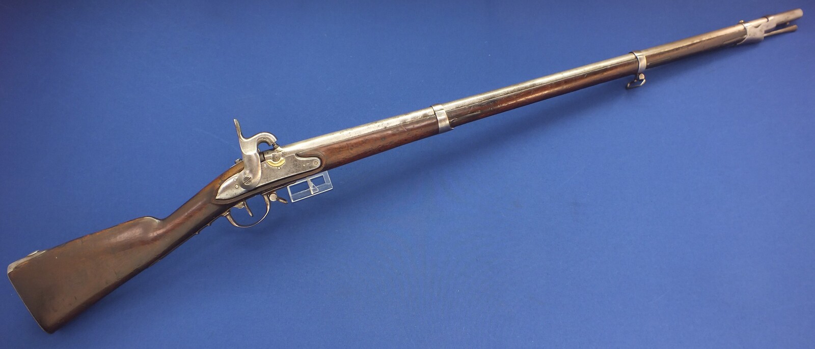 An antique Dutch Model 1815 Rifled Percussion Musket, converted from flintlock, caliber 17,5 mm, length 144 cm, in good/very condition. Price 1.850 euro