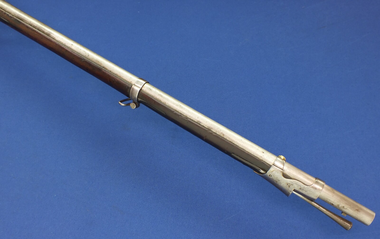 An antique Dutch Model 1815 Rifled Percussion Musket, converted from flintlock, caliber 17,5 mm, length 144 cm, in good/very condition. Price 1.850 euro