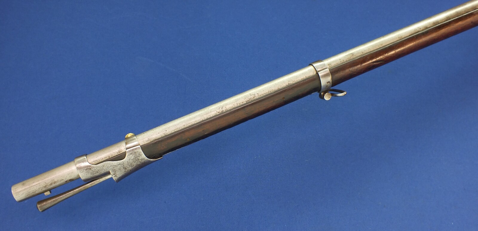 An antique Dutch Model 1815 Rifled Percussion Musket, converted from flintlock, caliber 17,5 mm, length 144 cm, in good/very condition. Price 1.850 euro