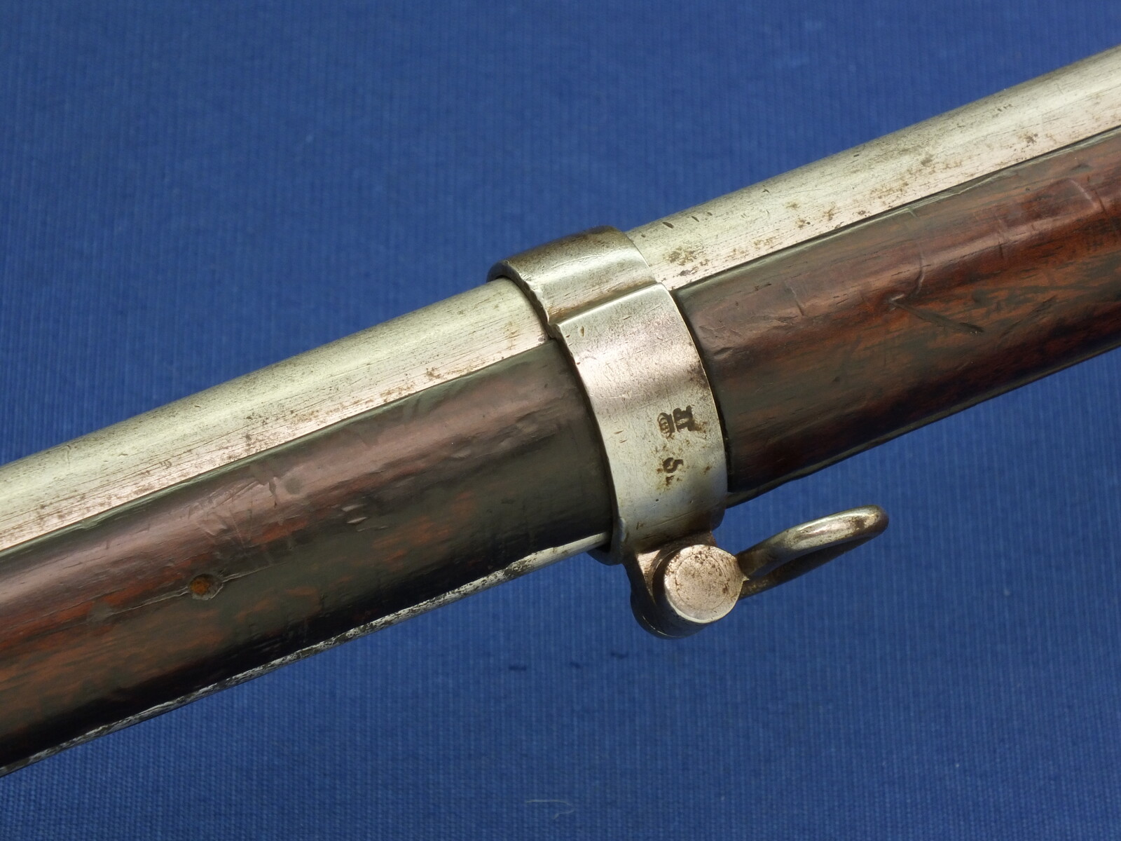 An antique Dutch Model 1815 Rifled Percussion Musket, converted from flintlock, caliber 17,5 mm, length 144 cm, in good/very condition. Price 1.850 euro