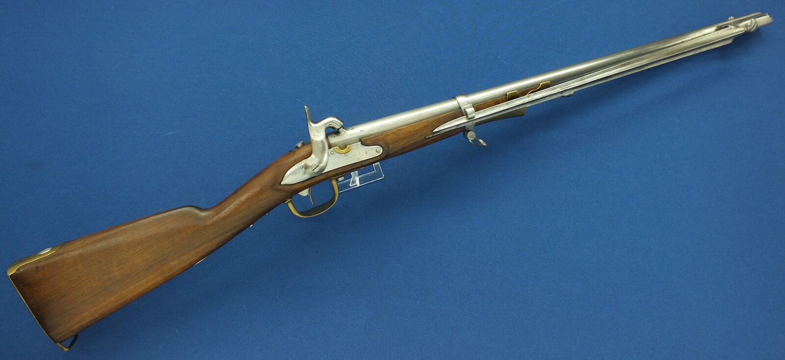 An antique Dutch Model 1825 Military police / Marechaussee Carbine with folding Bayonet. 17mm Caliber, length 108cm. In very good condition. 