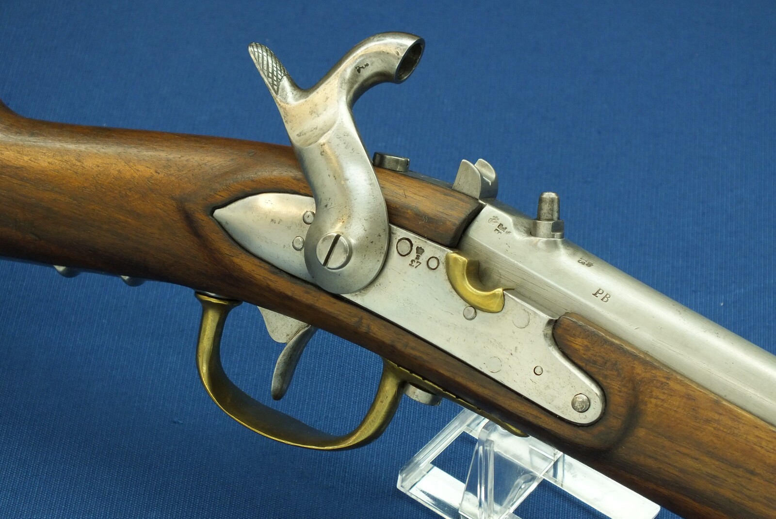 An antique Dutch Model 1825 Military police / Marechaussee Carbine with folding Bayonet. 17mm Caliber, length 108cm. In very good condition. 