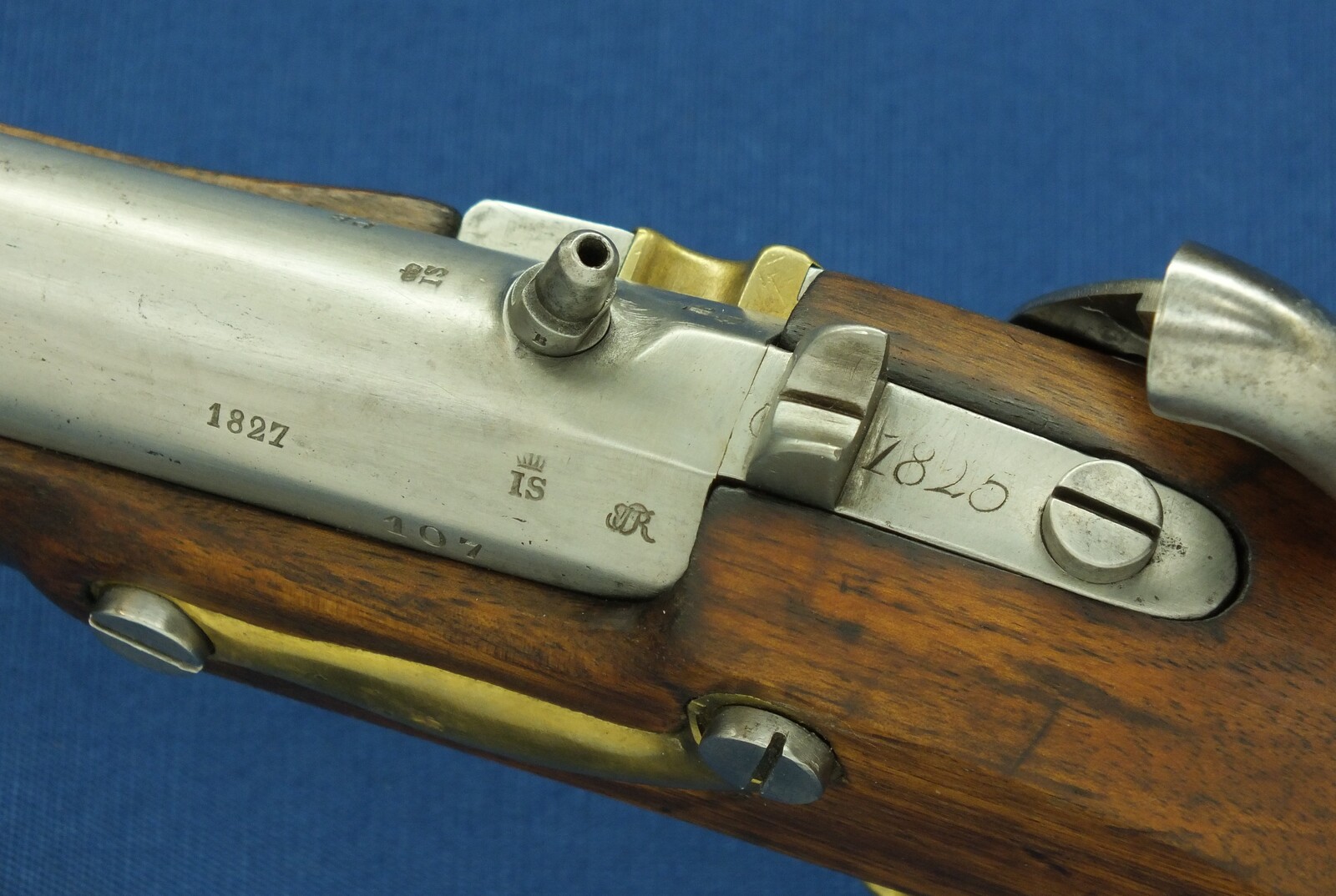 An antique Dutch Model 1825 Military police / Marechaussee Carbine with folding Bayonet. 17mm Caliber, length 108cm. In very good condition. 