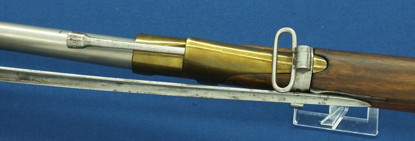 An antique Dutch Model 1825 Military police / Marechaussee Carbine with folding Bayonet. 17mm Caliber, length 108cm. In very good condition. 