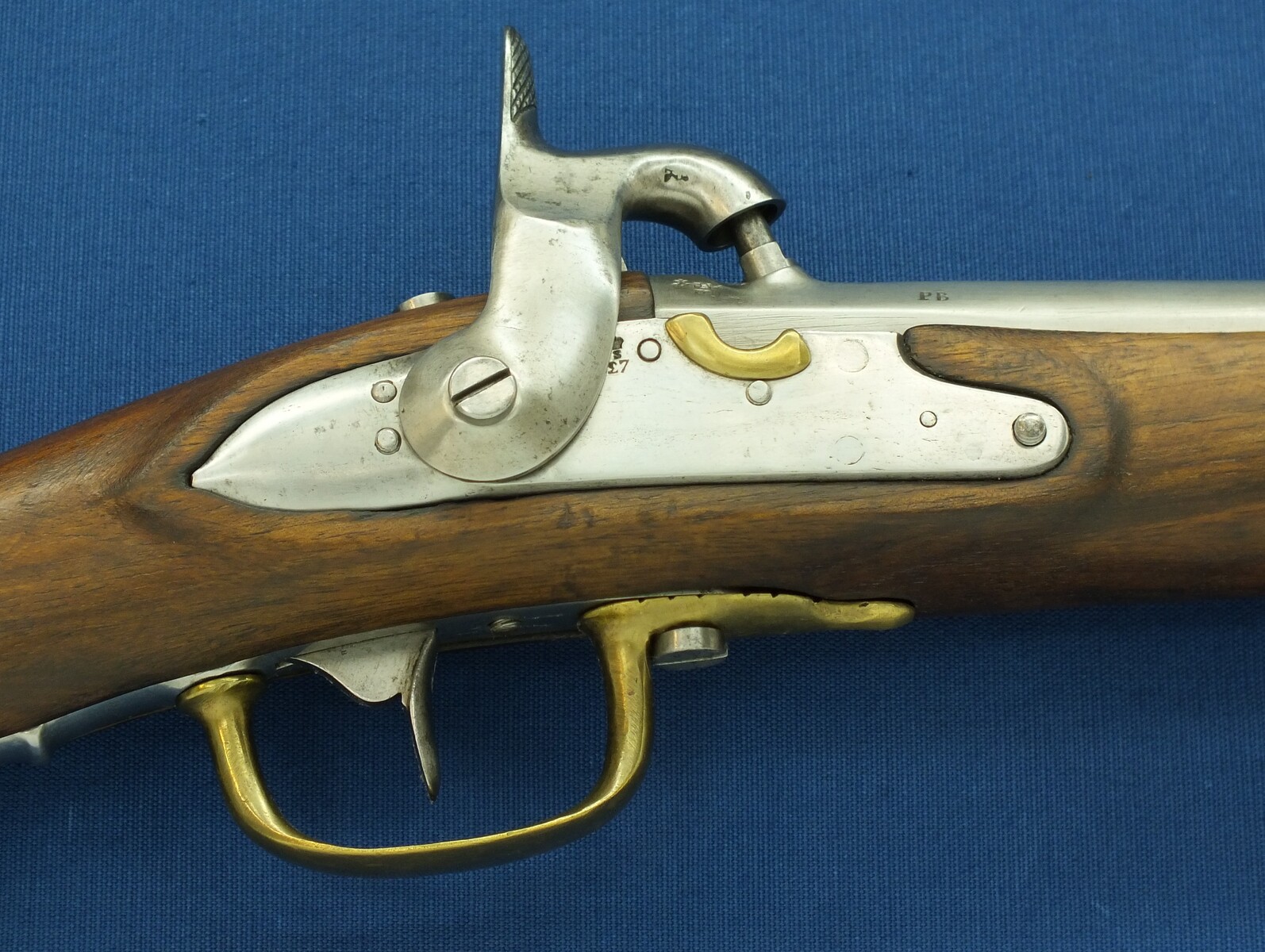 An antique Dutch Model 1825 Military police / Marechaussee Carbine with folding Bayonet. 17mm Caliber, length 108cm. In very good condition. 