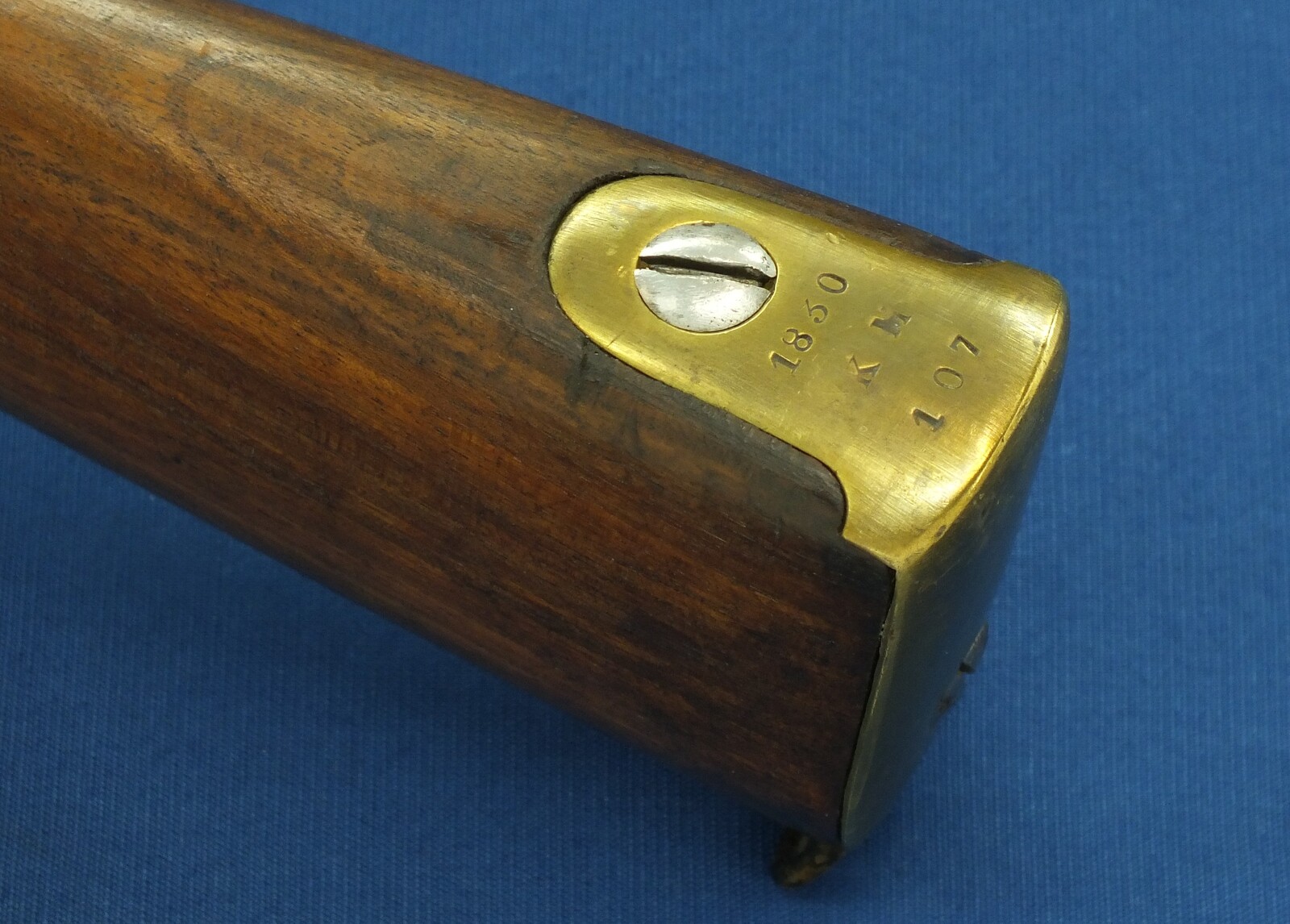 An antique Dutch Model 1825 Military police / Marechaussee Carbine with folding Bayonet. 17mm Caliber, length 108cm. In very good condition. 
