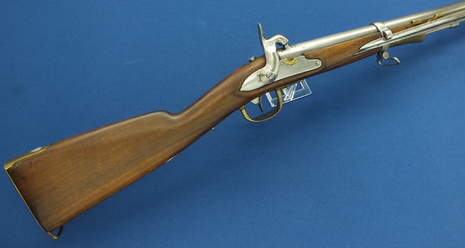 An antique Dutch Model 1825 Military police / Marechaussee Carbine with folding Bayonet. 17mm Caliber, length 108cm. In very good condition. Price 2.450 euro.