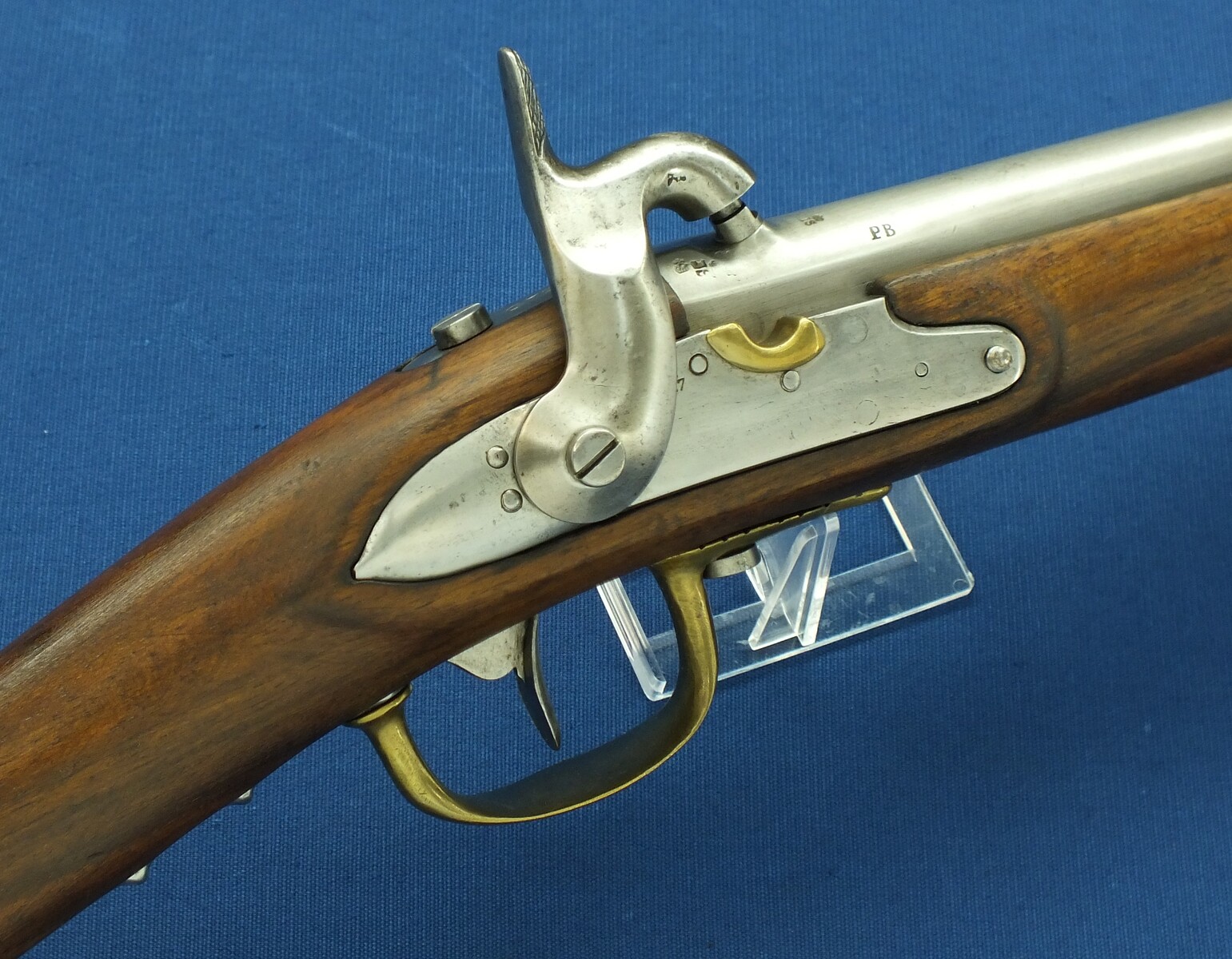 An antique Dutch Model 1825 Military police / Marechaussee Carbine with folding Bayonet. 17mm Caliber, length 108cm. In very good condition. Price 2.450 euro.