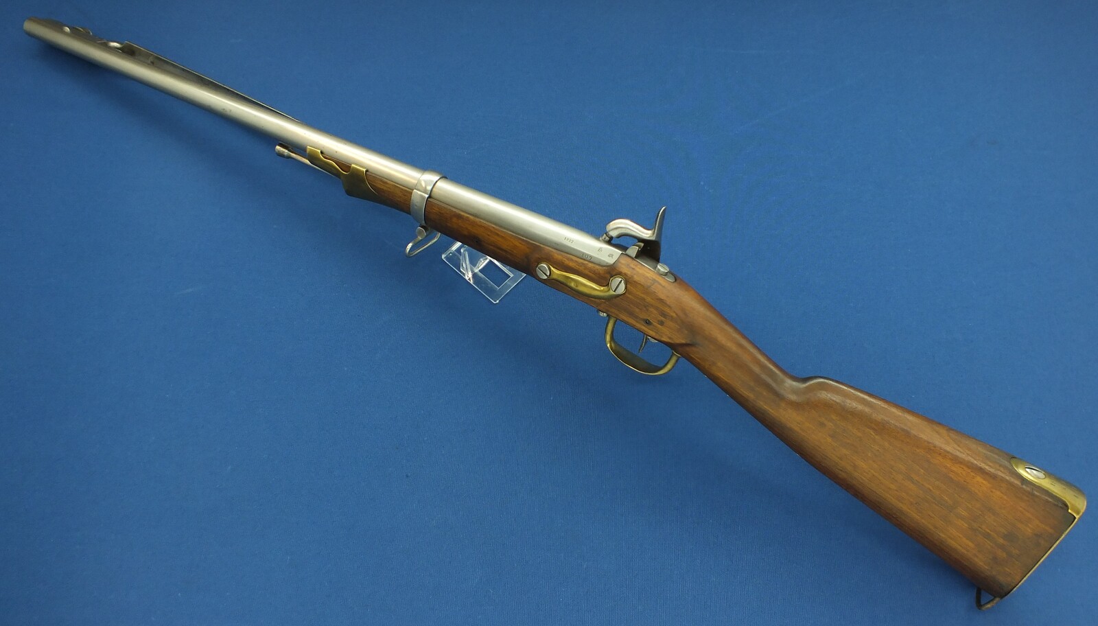 An antique Dutch Model 1825 Military police / Marechaussee Carbine with folding Bayonet. 17mm Caliber, length 108cm. In very good condition. Price 2.450 euro.