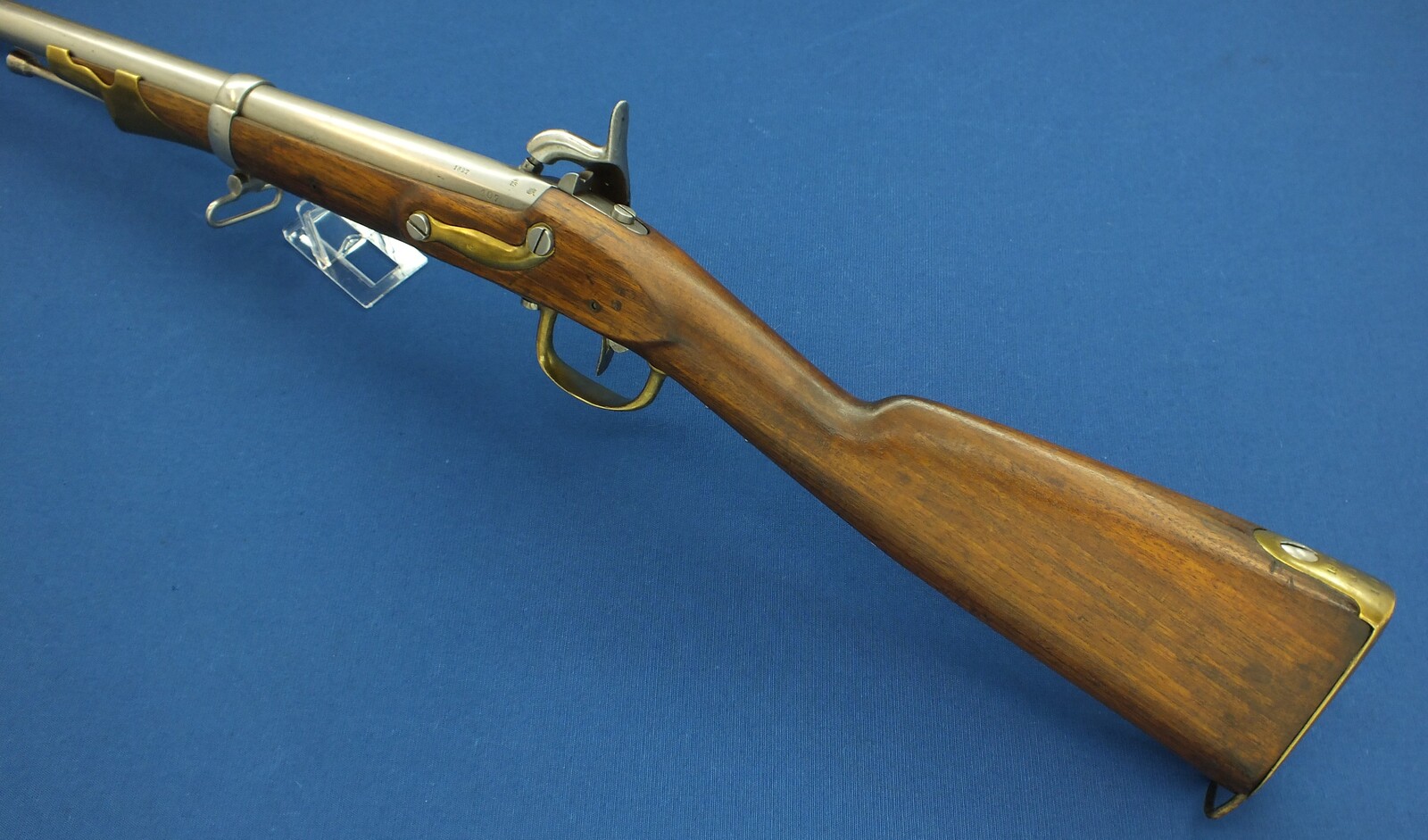 An antique Dutch Model 1825 Military police / Marechaussee Carbine with folding Bayonet. 17mm Caliber, length 108cm. In very good condition. Price 2.450 euro.