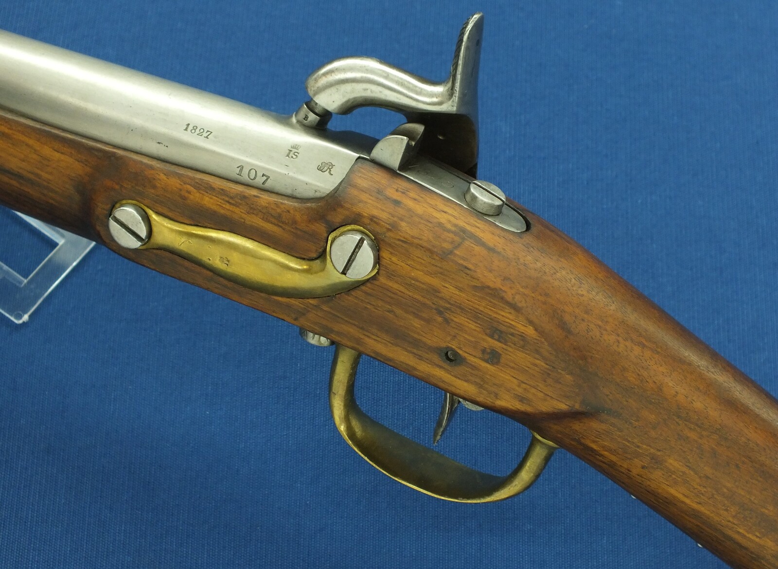 An antique Dutch Model 1825 Military police / Marechaussee Carbine with folding Bayonet. 17mm Caliber, length 108cm. In very good condition. Price 2.450 euro.
