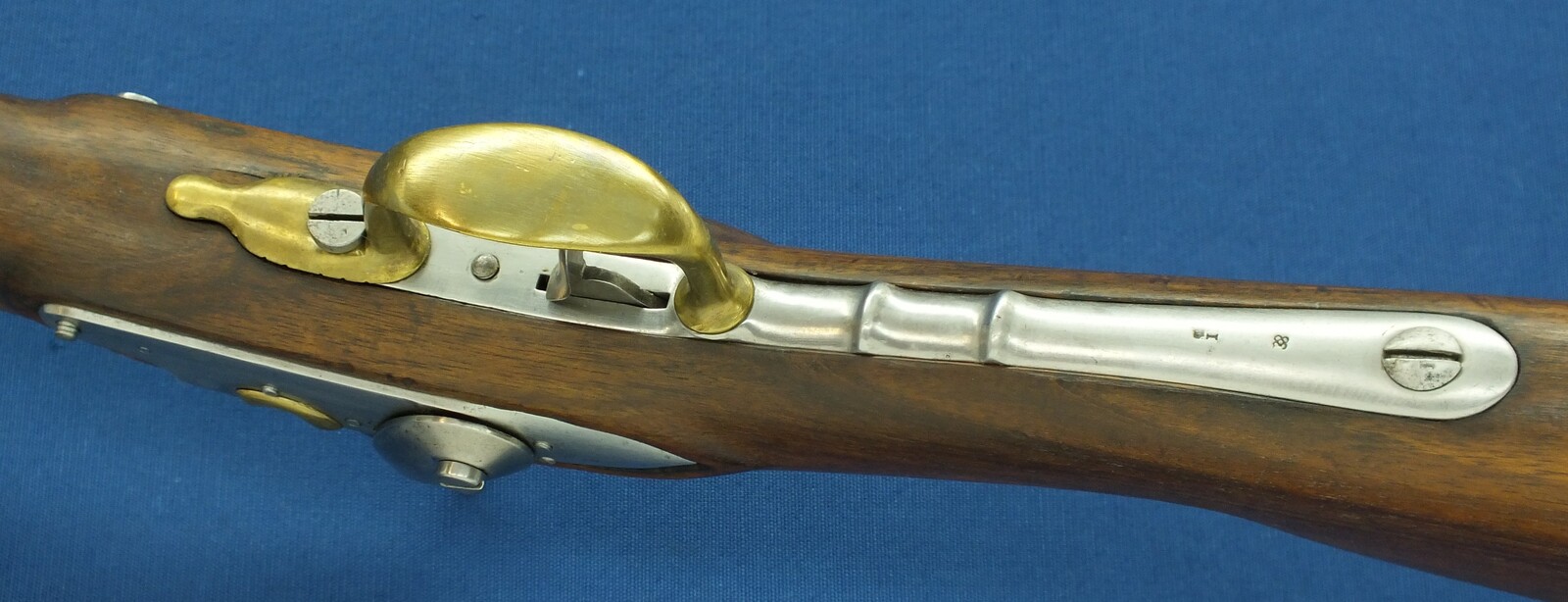 An antique Dutch Model 1825 Military police / Marechaussee Carbine with folding Bayonet. 17mm Caliber, length 108cm. In very good condition. Price 2.450 euro.