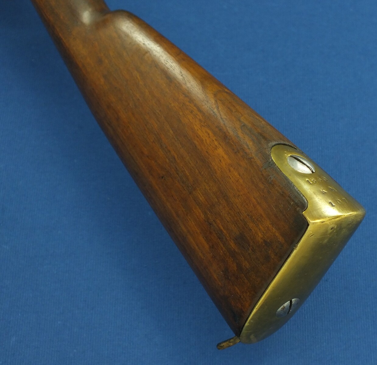 An antique Dutch Model 1825 Military police / Marechaussee Carbine with folding Bayonet. 17mm Caliber, length 108cm. In very good condition. Price 2.450 euro.