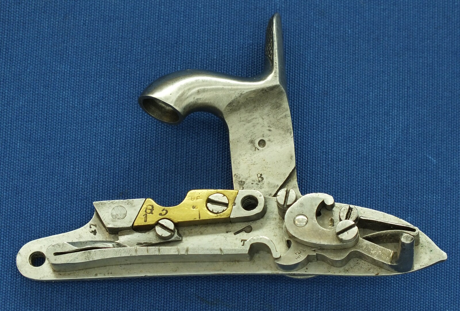 An antique Dutch Model 1825 Military police / Marechaussee Carbine with folding Bayonet. 17mm Caliber, length 108cm. In very good condition. Price 2.450 euro.