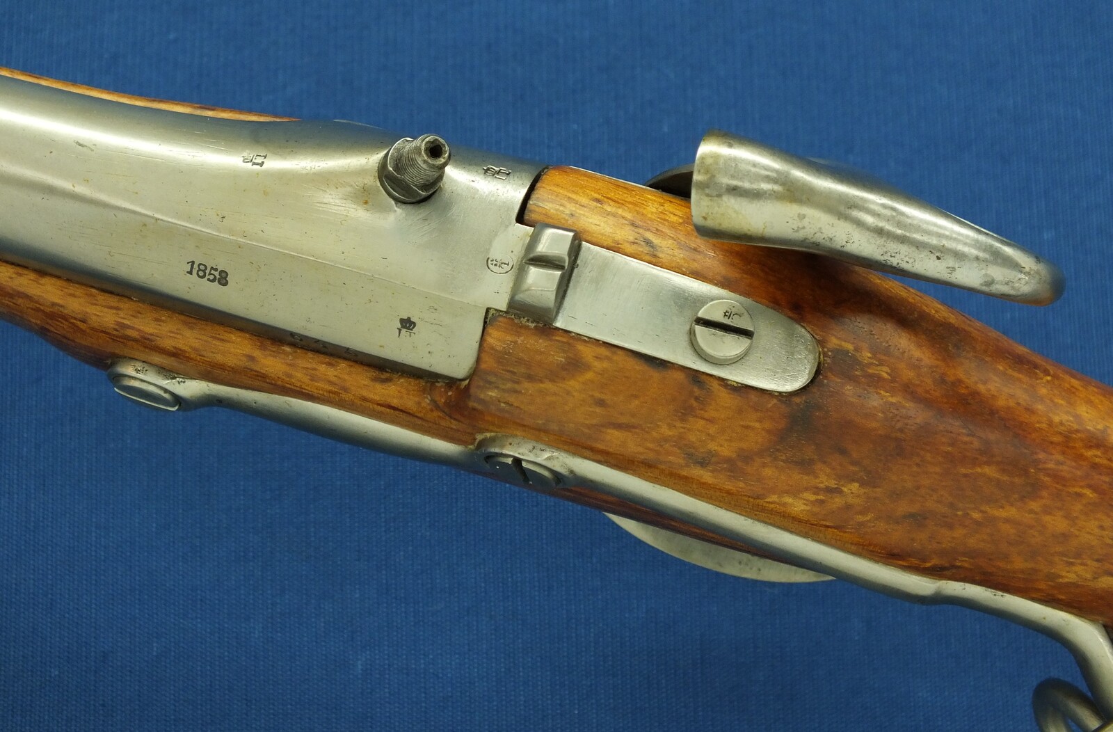 An antique Dutch Model 1854 Cavalry Carbine. 16,7mm Caliber, length 84cm. In very good condition. Price 1.500 euro.