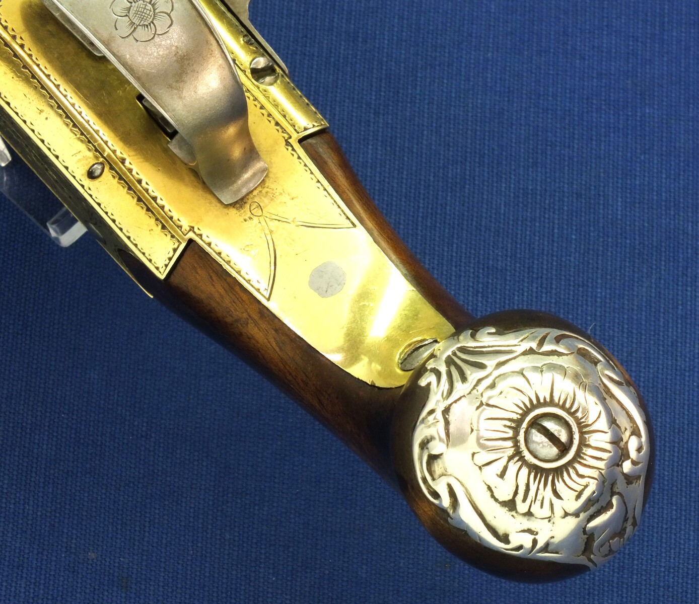 An antique English 18th Century circa 1775 Brass Box-Lock double barreled Flintlock pistol with sliding cut-off lever and trigger-guard safety catch. Signed KING LONDON. Caliber 13mm. Length 29,5cm. In very good condition. Price 1.850 euro.