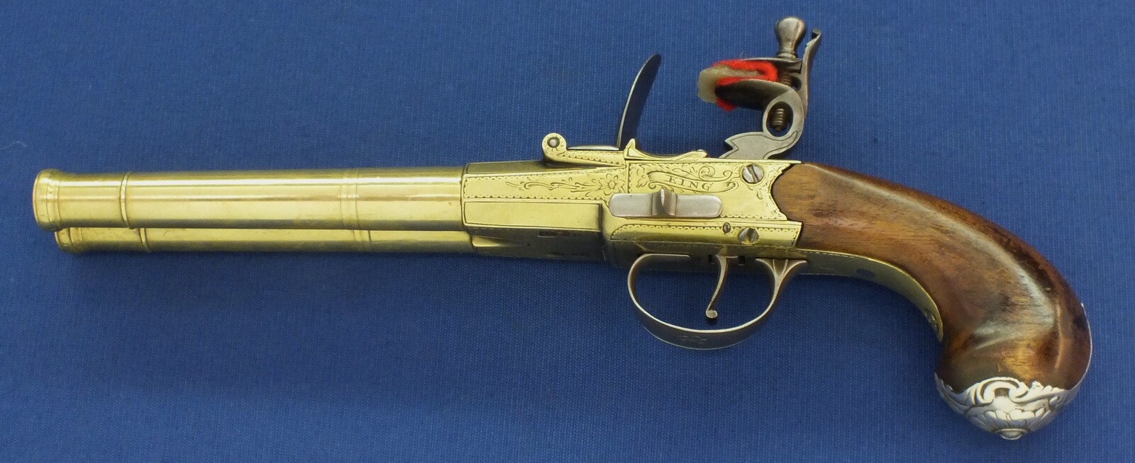 An antique English 18th Century circa 1775 Brass Box-Lock double barreled Flintlock pistol with sliding cut-off lever and trigger-guard safety catch. Signed KING LONDON. Caliber 13mm. Length 29,5cm. In very good condition. Price 1.850 euro.