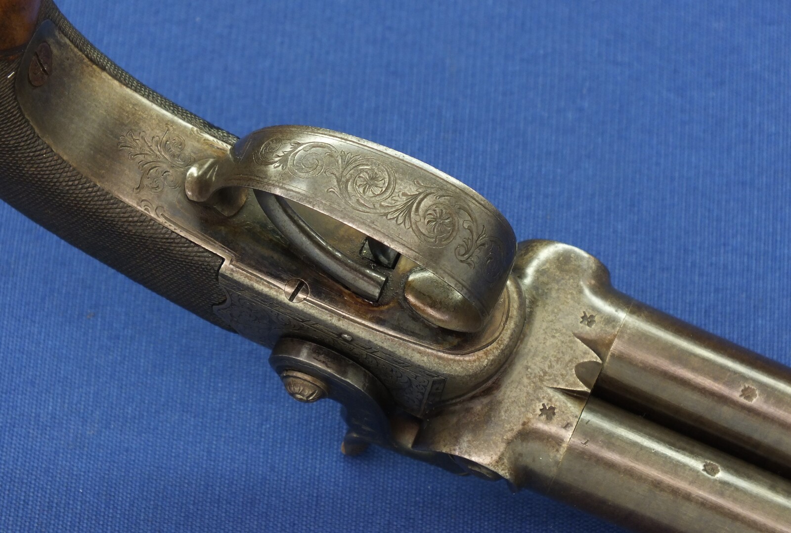 An antique English 19th century circa 1850 Box-Lock percussion double barreled pistol. By George Adams. Caliber 12mm. Length 25,5cm. In very good condition. Price 950 euro.