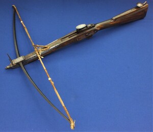 An antique English Bullet Bow signed CONWAY MANCHESTER, circa 1800, length 85 cm, in very good condition. Price 2.550 euro