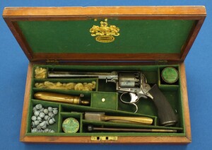 An antique English Cased First Model William Tranter 54 Bore 5 shot Percussion Revolver by W.H. Norton, 249 Strand London. Length 32cm. In very good condition. Price 2.750 euro.