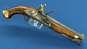 An antique English New Land Pattern Flintlock Pistol by Woolley, Sargant & Fairfax, circa 1800, caliber 16 mm, length 40 cm, in very good condition. Price 1.950 euro