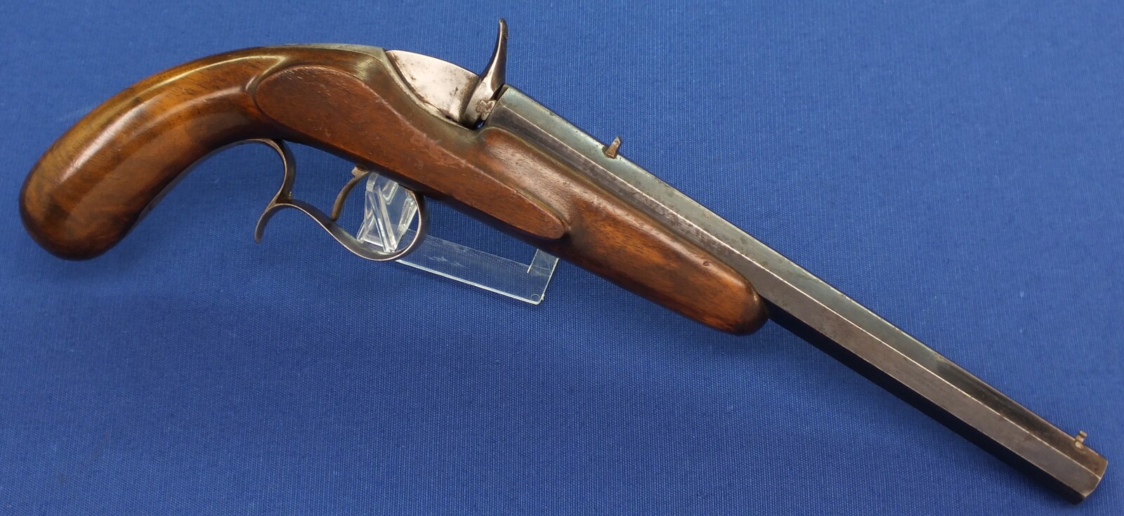 An antique French 6mm Flobert Target/Saloon Pistol signed: FLOBERT INVENTEUR BREVETE A PARIS. 9 inch octagon barrel. Length 37cm. In very good condition. Price 875 euro