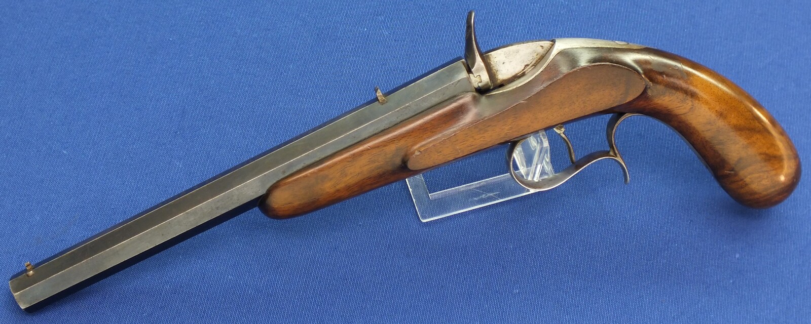 An antique French 6mm Flobert Target/Saloon Pistol signed: FLOBERT INVENTEUR BREVETE A PARIS. 9 inch octagon barrel. Length 37cm. In very good condition. Price 875 euro