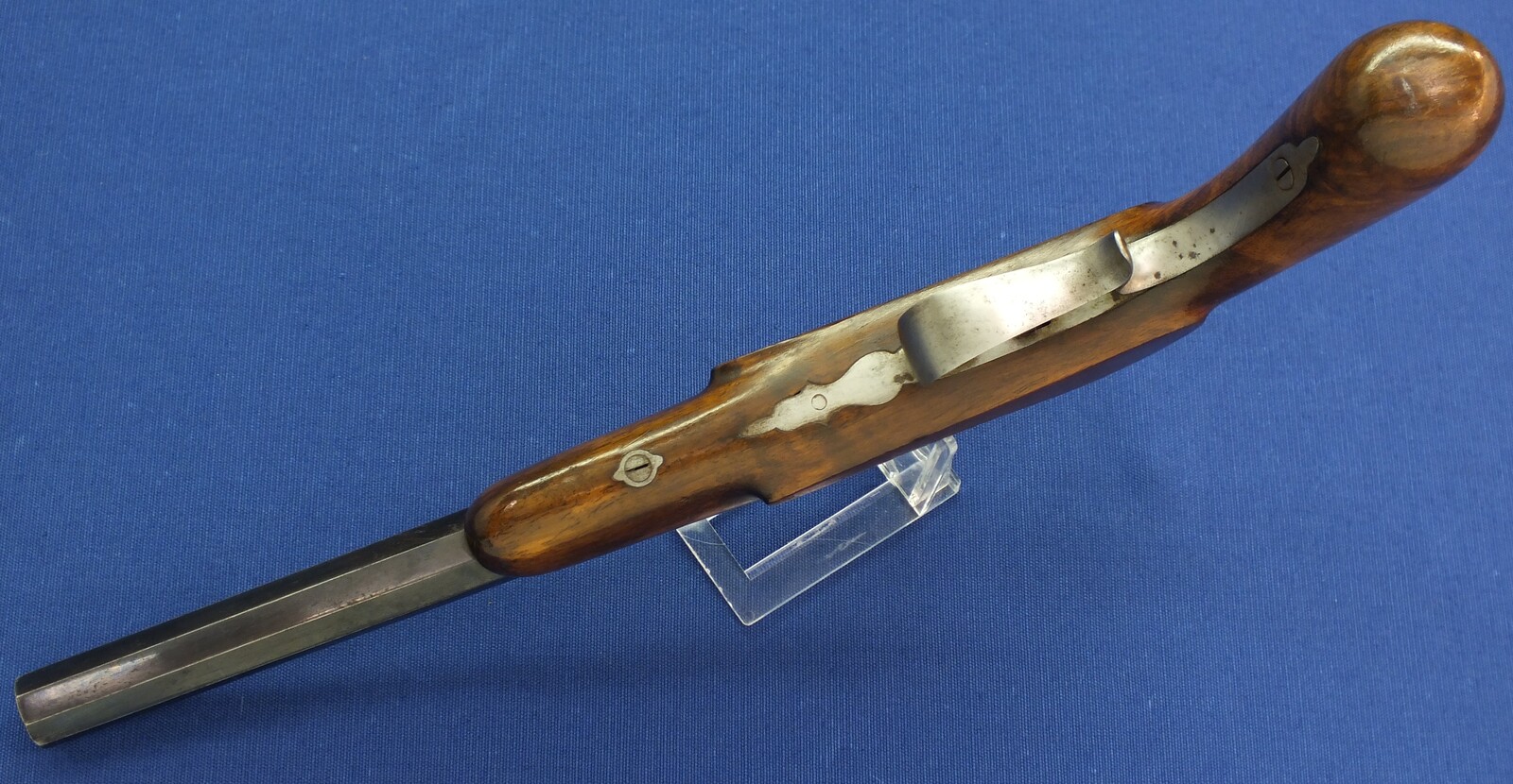 An antique French 6mm Flobert Target/Saloon Pistol signed: FLOBERT INVENTEUR BREVETE A PARIS. 9 inch octagon barrel. Length 37cm. In very good condition. Price 875 euro