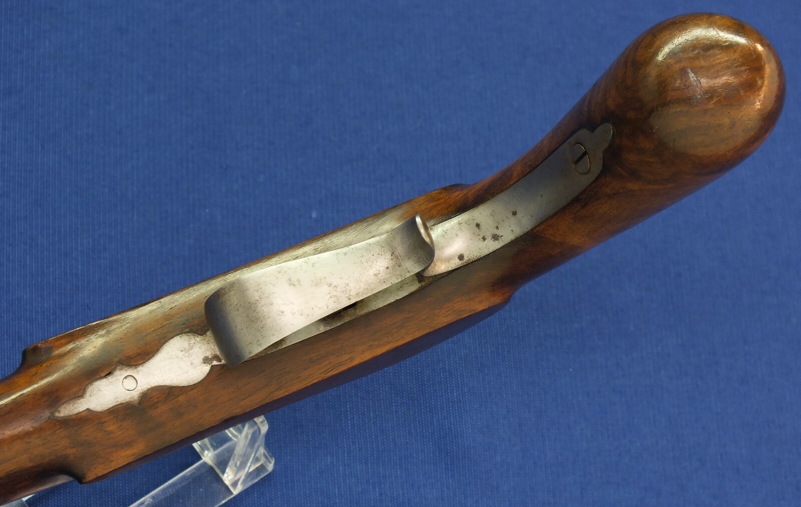 An antique French 6mm Flobert Target/Saloon Pistol signed: FLOBERT INVENTEUR BREVETE A PARIS. 9 inch octagon barrel. Length 37cm. In very good condition. Price 875 euro