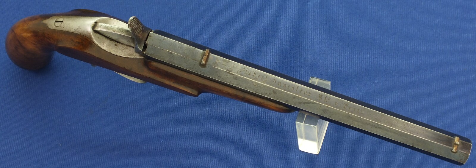 An antique French 6mm Flobert Target/Saloon Pistol signed: FLOBERT INVENTEUR BREVETE A PARIS. 9 inch octagon barrel. Length 37cm. In very good condition. Price 875 euro