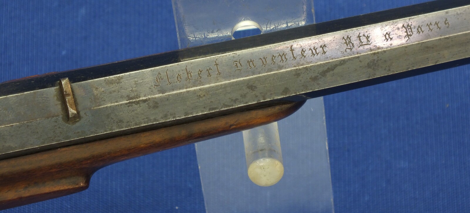 An antique French 6mm Flobert Target/Saloon Pistol signed: FLOBERT INVENTEUR BREVETE A PARIS. 9 inch octagon barrel. Length 37cm. In very good condition. Price 875 euro
