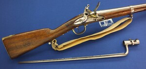 An antique French AN IX Flintlock Gendarmerie Mousqueton/Musket with Bayonet. Caliber 17mm, length 114cm, bayonet 56cm. Lock signed Manufacture Impériale de Charleville. In good/very good condition. Price 2.450 euro.