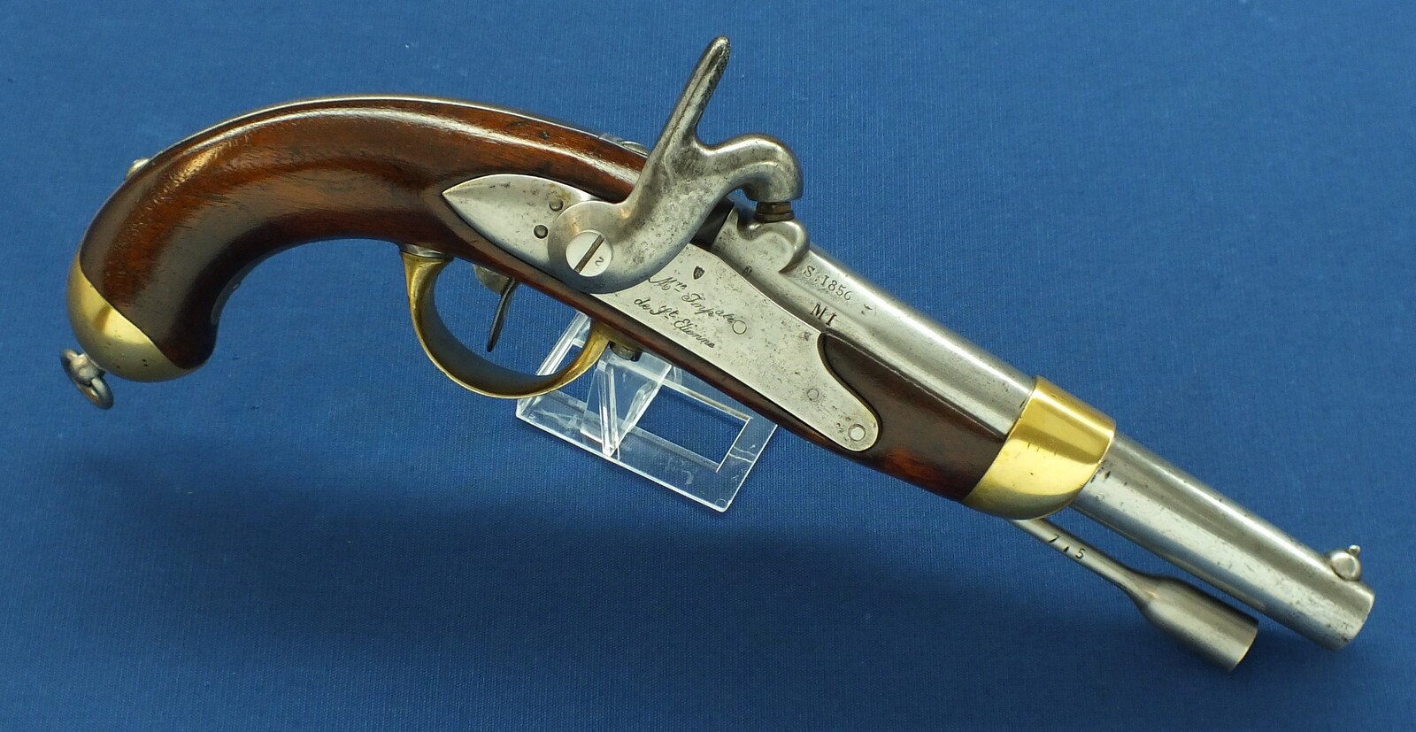 An antique French Cavalry Model 1822 T-Bis Percussion Pistol. Caliber 17,7mm, length 36cm. In very good condition.