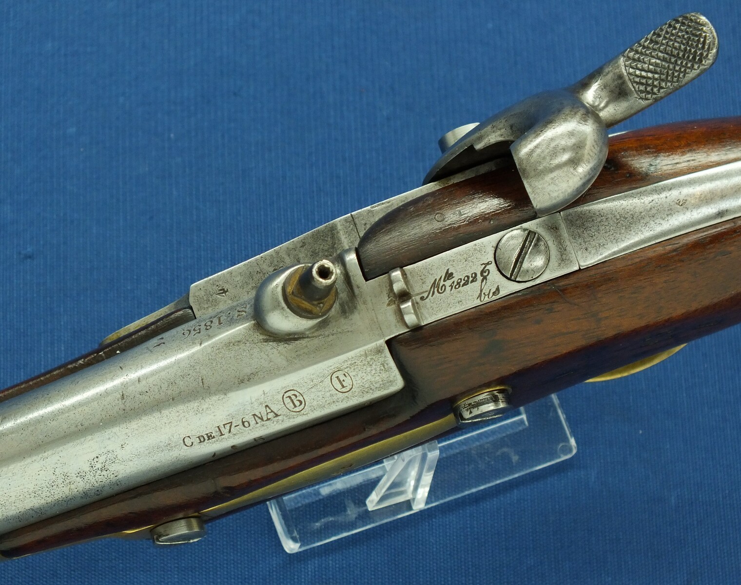 An antique French Cavalry Model 1822 T-Bis Percussion Pistol. Caliber 17,7mm, length 36cm. In very good condition.
