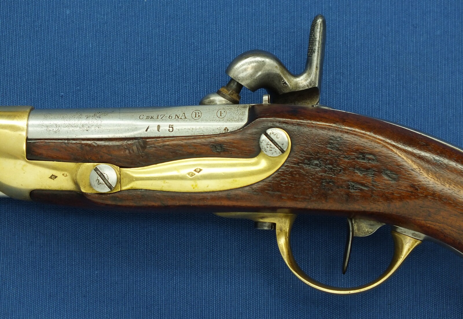 An antique French Cavalry Model 1822 T-Bis Percussion Pistol. Caliber 17,7mm, length 36cm. In very good condition.