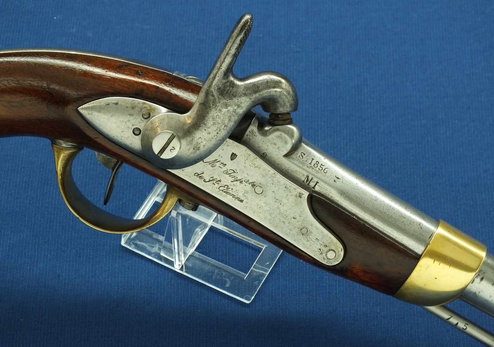 An antique French Cavalry Model 1822 T-Bis Percussion Pistol. Caliber 17,7mm, length 36cm. In very good condition. Price 1.050 euro.