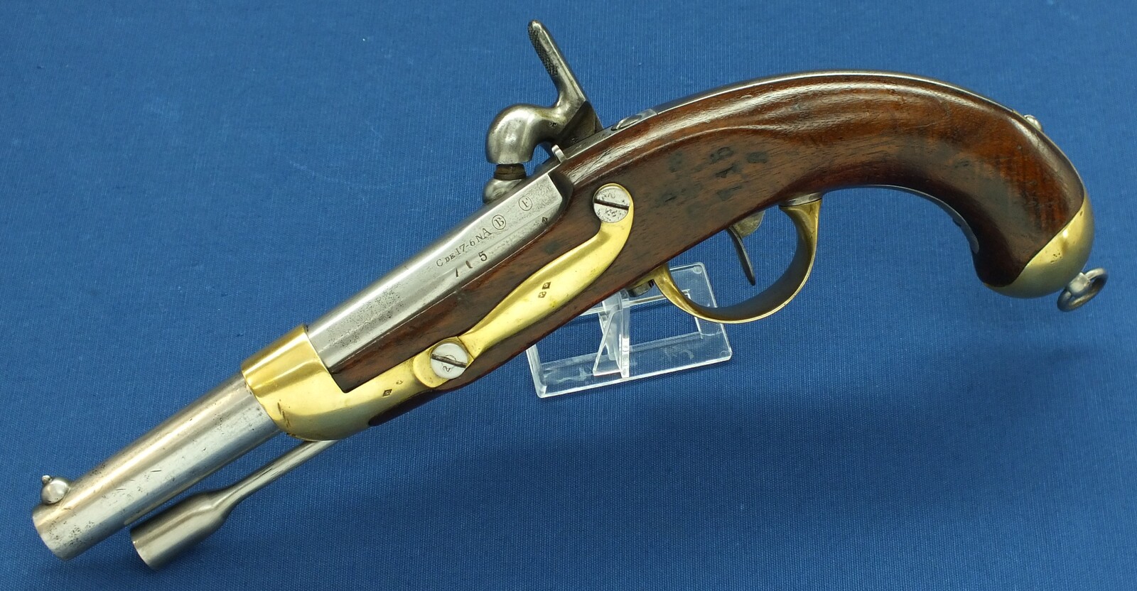An antique French Cavalry Model 1822 T-Bis Percussion Pistol. Caliber 17,7mm, length 36cm. In very good condition. Price 1.050 euro.